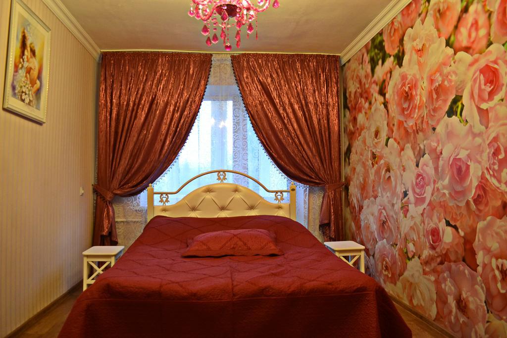 Roses Apartment In The City Center Tschernihiw Exterior foto